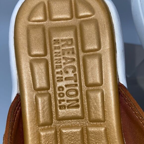 Kenneth Cole Reaction Four Thong Sandals - Picture 6 of 8